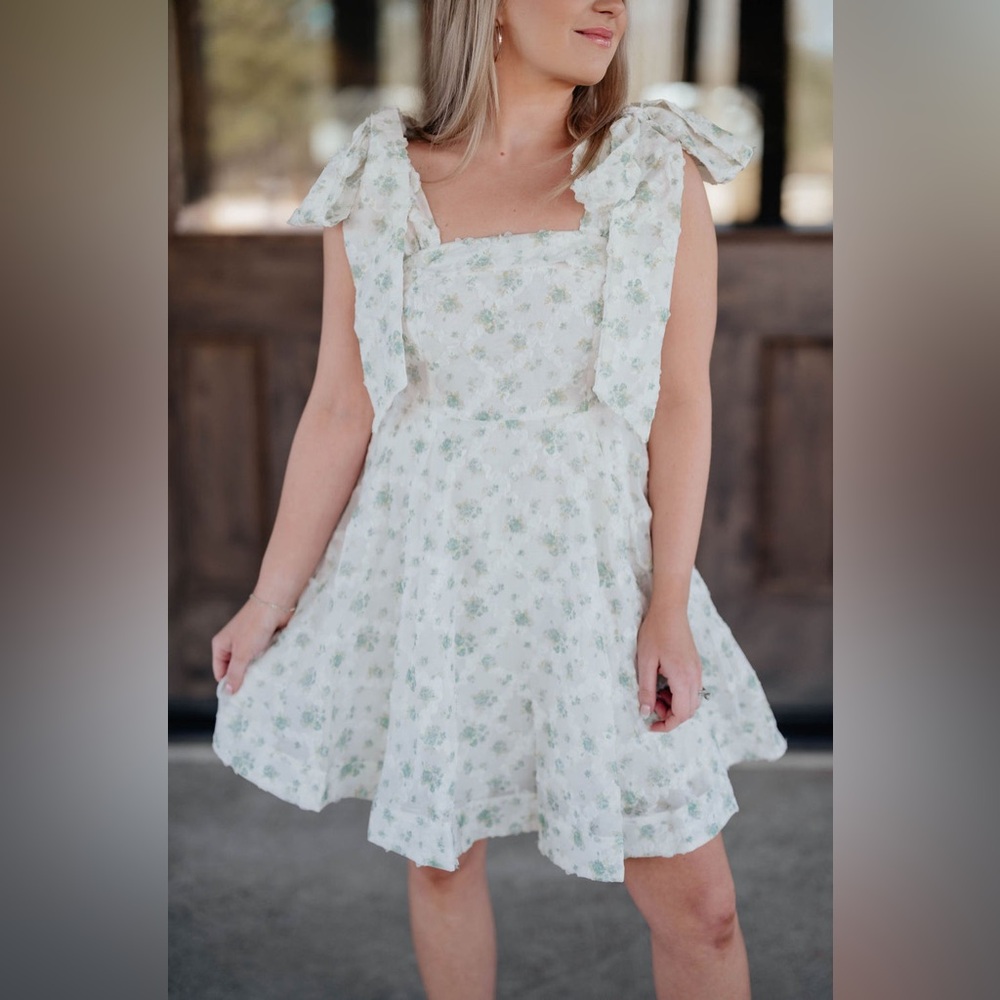 Mable WHITE & SAGE FLORAL MINI DRESS size medium NWT